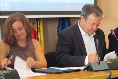 Firma de Cesión del Terreno con José Luis García, alcalde de la localidad